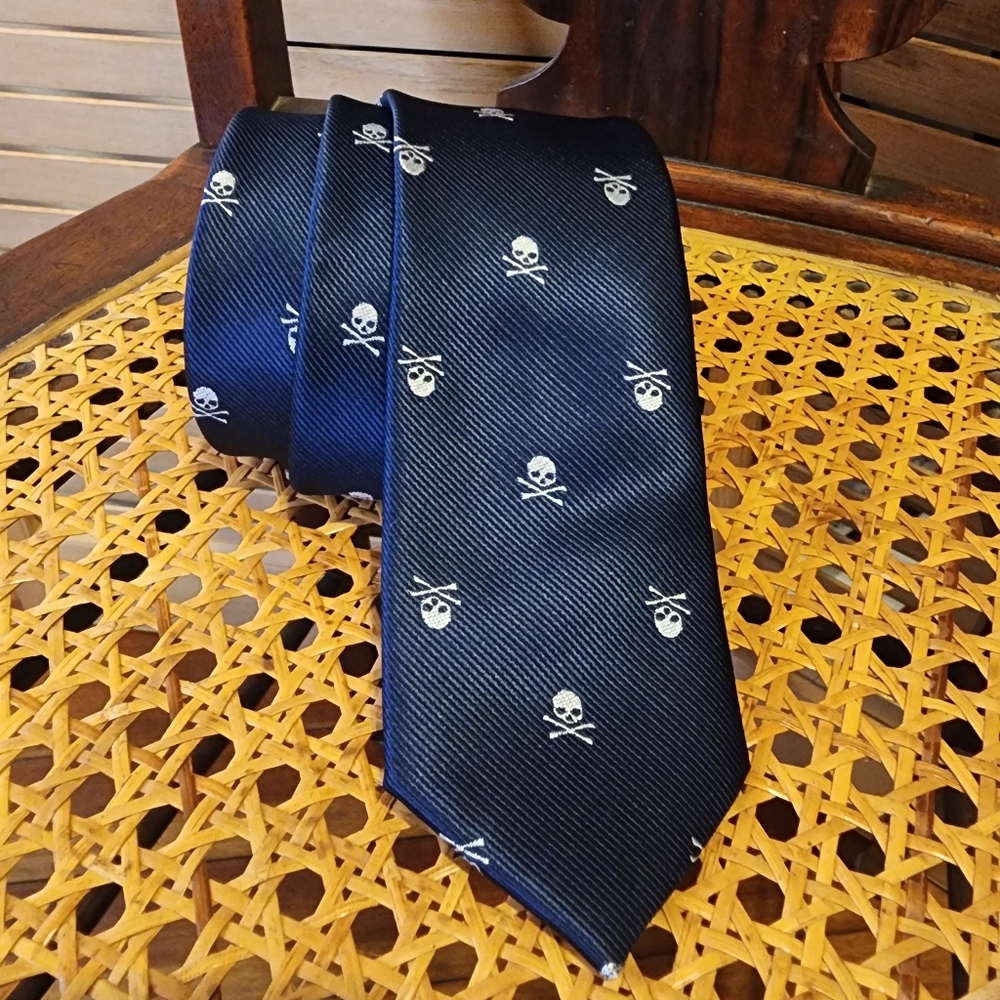 Silk Tie With Skull & Crossbones Print